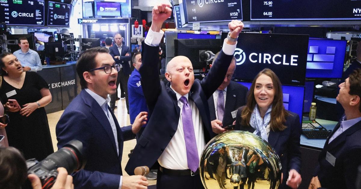 Circle上市大漲近200%！但IPO分配遭砲轟：砸千萬只拿到一點股票美元穩定幣發行商 Circle 昨晚紐約證交所上市，股票代號 CRCL，開盤價較 IPO 價大漲逾 120%。儘管上市表現亮眼，投資機構 Arca 卻砲轟其 IPO 分配不公，質疑偏袒傳統金融機構。