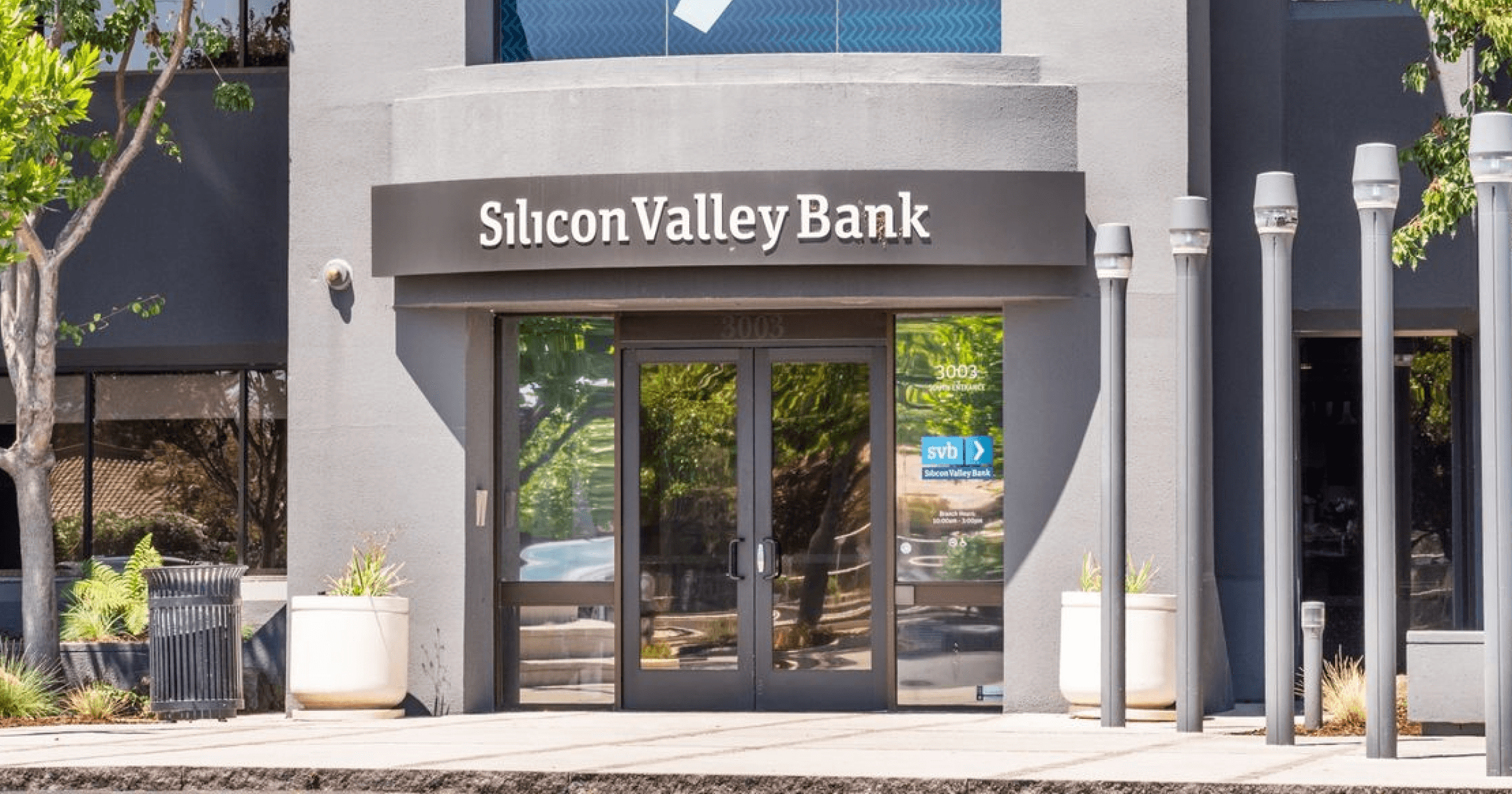 矽谷銀行營業了，資金已轉到過渡銀行！發生什麼事？資深前員工拆解內幕矽谷銀行因為拋債籌錢引發虧損，市場投資者對此感到恐慌，間接導致股價慘崩，也拖累全美銀行類股下殺。但是否過度恐慌了？
