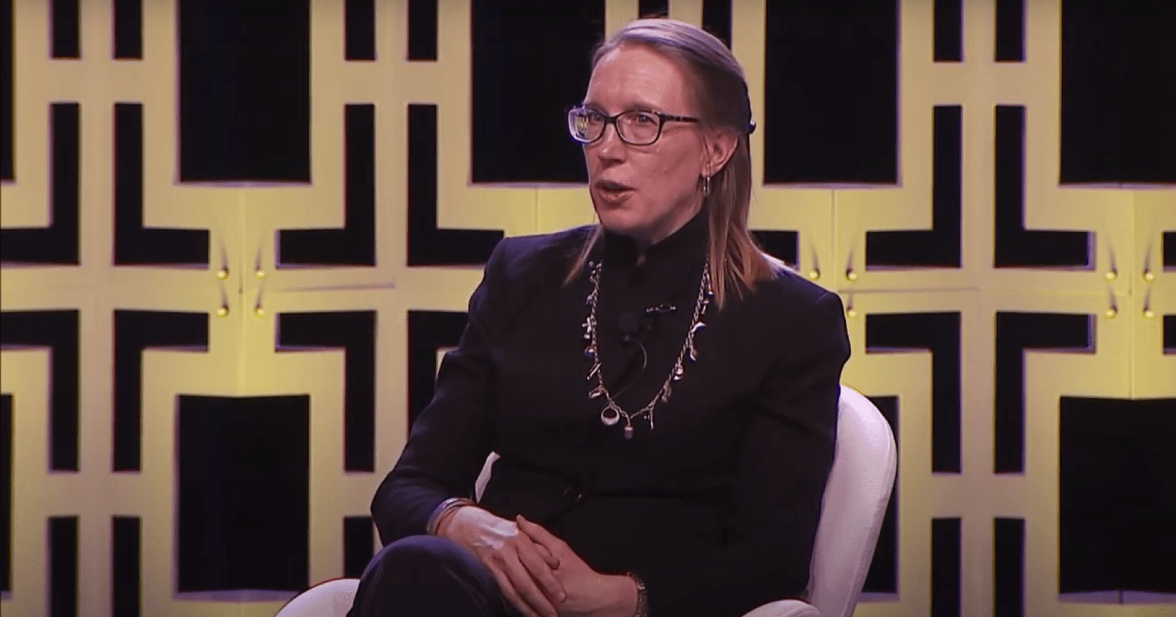 美國 SEC 監管方向錯誤？「加密媽媽」Hester Peirce：這六年我非常沮喪！Hester Peirce 討論了 SEC 的運作方式、她對加密貨幣的支持及「安全港」提案。她認為 SEC 不應過度干預市場，應允許項目去中心化發展，並強調政府的角色應是保護而非決定人民的選擇。