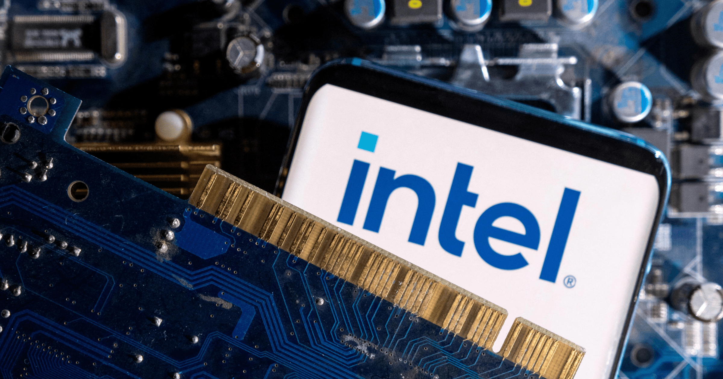 Intel 要停產比特幣挖礦晶片！礦工會沒飯吃，還是另有出路？全球知名的晶片大 廠Intel 宣布將停產旗下Blockscale 比特幣挖礦系列晶片，究竟半導體和加密貨幣之間有什麼關係？而少了 Intel 的礦工們，難道就不能挖礦了嗎？