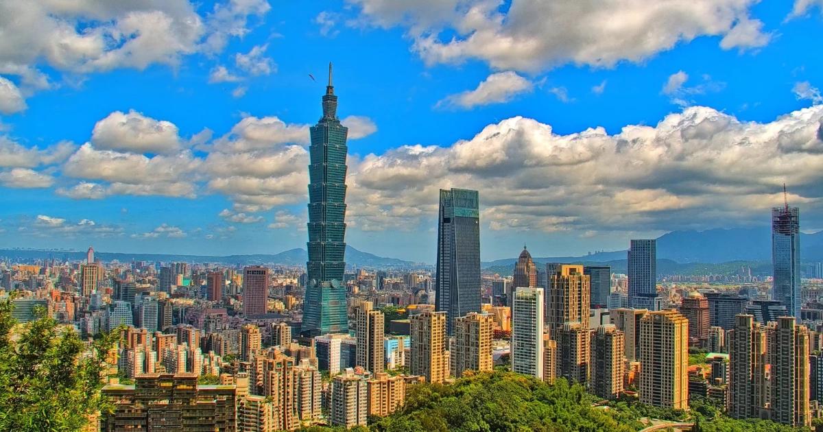 新青安年薪未滿150萬不能貸？土地、兆豐、第一銀行都回應了！台中賴姓男子爆料，他因年薪未達150萬，新青安房貸遭銀行勸退，引發爭議。土地、兆豐、第一銀行澄清並無此門檻，強調核貸會以收支比、信用狀況、物件條件與還款能力來評估。