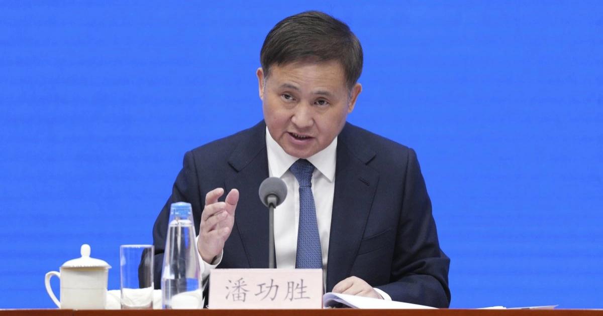 中國要讓數位人民幣國際化！央行暗喻：傳統支付成川普關稅制裁工具中國擬擴大數位人民幣國際應用，設立上海運營中心，強調去美元化與支付系統去政治化，同時回應全球穩定幣與數位法幣推進熱潮及監管挑戰。