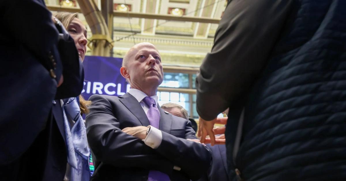 穩定幣交易量是PayPal的20倍！Circle：穩定幣的iPhone時刻將至Circle 執行長 Jeremy Allaire 預測，穩定幣即將迎來如同 iPhone 般的「時刻」，成為高效用貨幣。過去12個月，穩定幣交易量高達 33 兆美元。