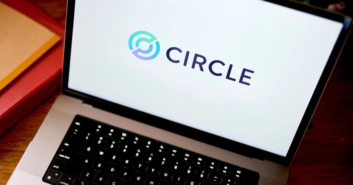 擺脫中介銀行！USDC發行商推支付網路，能讓跨境匯款更自由？Circle 將推出支付網路，利用穩定幣進行跨境結算，取代中介銀行並支援智慧合約，推動全球金融合規轉型。
