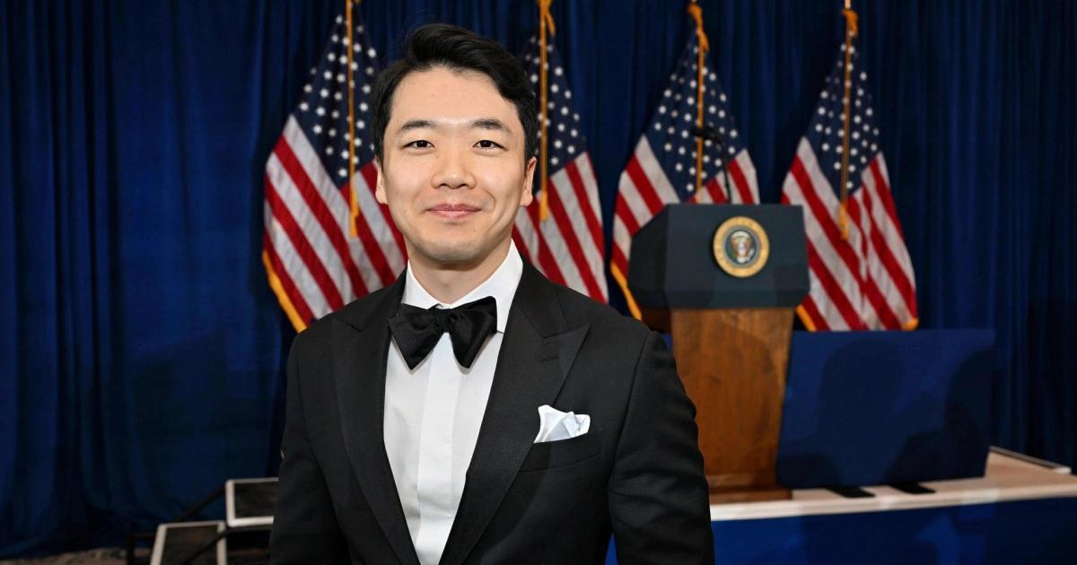 川普幣晚宴驚見台灣幣圈大戶！他透露參與心得：盛宴背後有何趣事川普為川普幣 VIP 持有者舉辦私人晚宴，台灣造市商 Kronos Research 投資長亦受邀。孫宇晨為最大持幣者焦點。晚宴後川普幣大跌，引發民主黨議員批評，指控其涉嫌腐敗並違反聯邦法規。