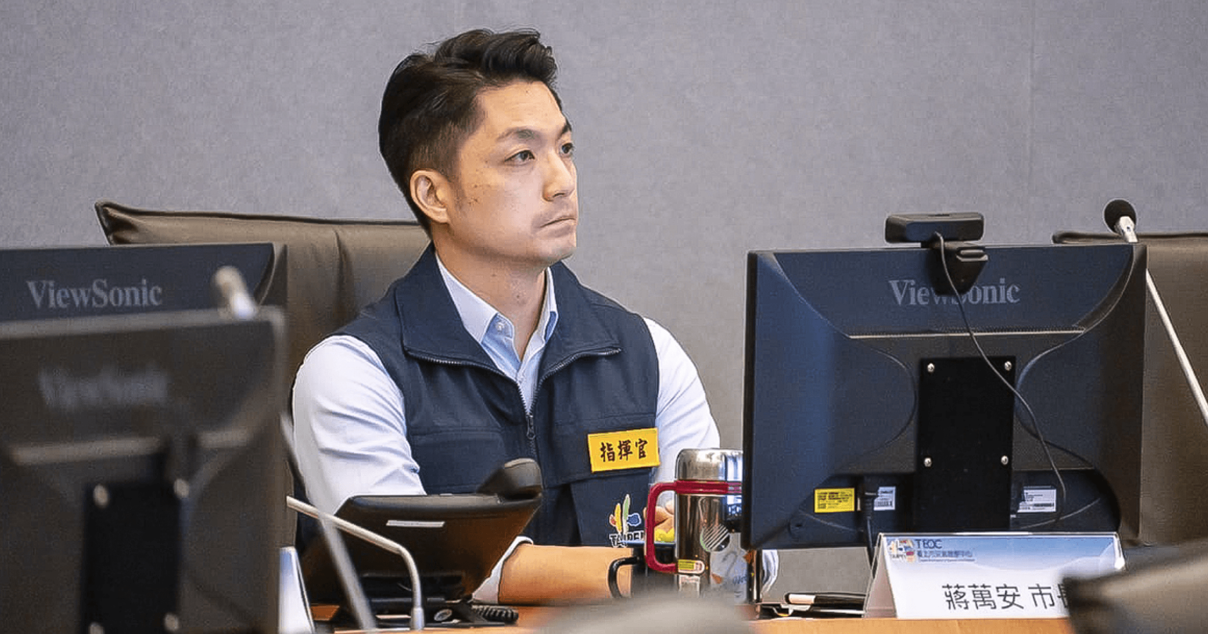 蔣萬安暴怒！台北公務員變強盜，持槍洗劫幣商 780 萬鉅款7 月初，台北市發生一起幣商遭持槍搶劫的案件，嫌犯竟是北市府台北市政府工務局公園路燈工程管理處的技工，蔣萬安受訪時表示，若查證屬實最重可能解職，但犯人卻全都交保回家？