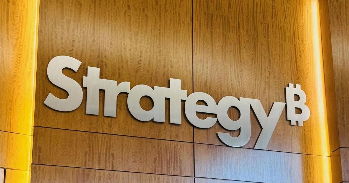 Strategy從高點暴跌超55%！股價還有救嗎？會被迫賣出比特幣？Strategy（前身：微策略）股價暴跌逾 55%，市場擔憂其比特幣持倉風險。若無法持續增資，可能面臨拋售壓力。