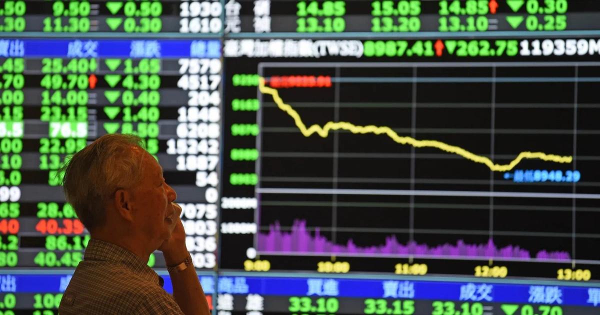 懂學術就懂投資？政大教授臉書公開進場0050，引當沖交易員怒噴日前台股重挫逾 2,000 點引發投資論戰，教授周冠男主張長期買進，實務交易者則批評其忽略跌停隱含風險，引爆學術與實戰分歧。
