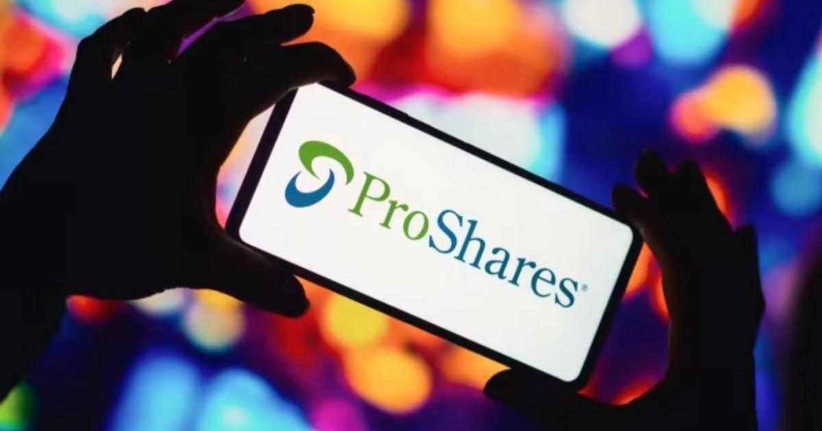ProShares旗下SOL、XRP槓桿期貨ETF上市！是為現貨ETF鋪路？ProShares 推出 2 倍槓桿期貨 ETF，追蹤 Solana 與瑞波幣價格，已於 NYSE Arca 上市，顯示加密貨幣期貨產品持續獲機構青睞。