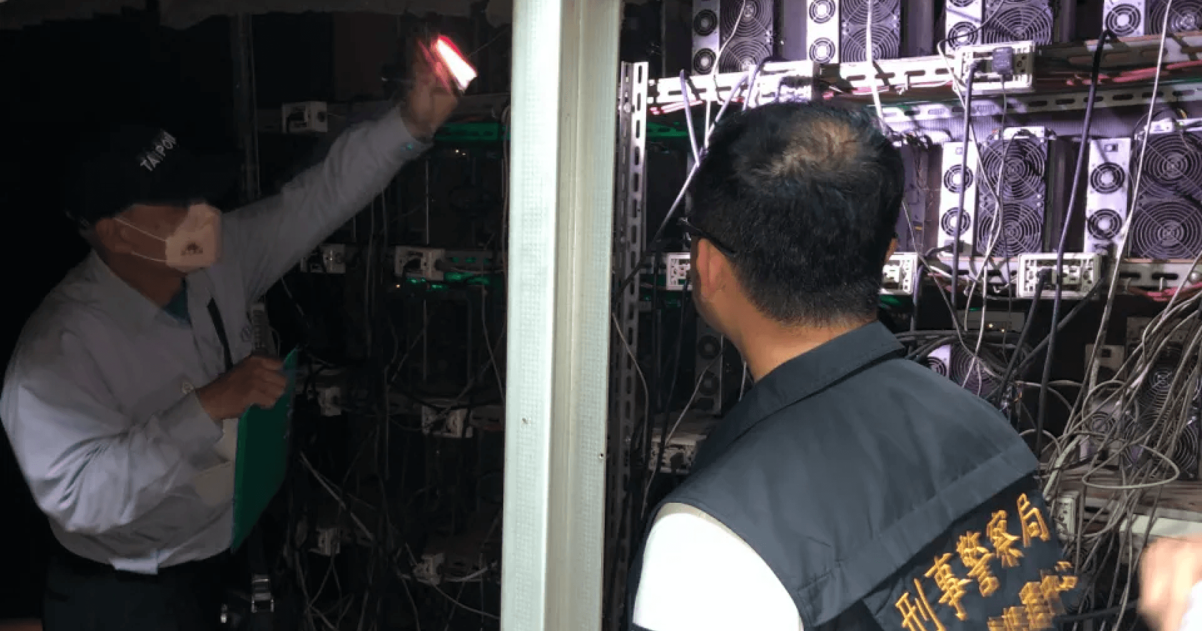 偷挖 27 顆比特幣！台中礦場「偷電近 8 千萬」，樓上住戶：難怪地板熱熱的台中警最近破獲一起加密貨幣礦場偷電案，由鄭姓男子和蘇姓妻子成立的礦場在 1 年多時間裡竊電近台幣 8 千萬，挖出約 27 顆比特幣，私拉電線的行為還險釀火災。 