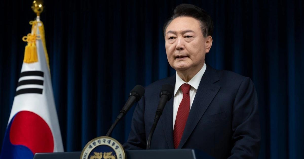 尹錫悅慘了！史上首個南韓總統逮捕令獲批，青瓦台詛咒還在作祟？在12月的南韓戒嚴風波後，當地法院首次對現任總統尹錫悅批准發出逮捕令，因其涉嫌內亂及違憲戒嚴行動。尹錫悅事件引發國際關注，許多人在回顧南韓政治史時想起了知名都市傳說：青瓦台詛咒。