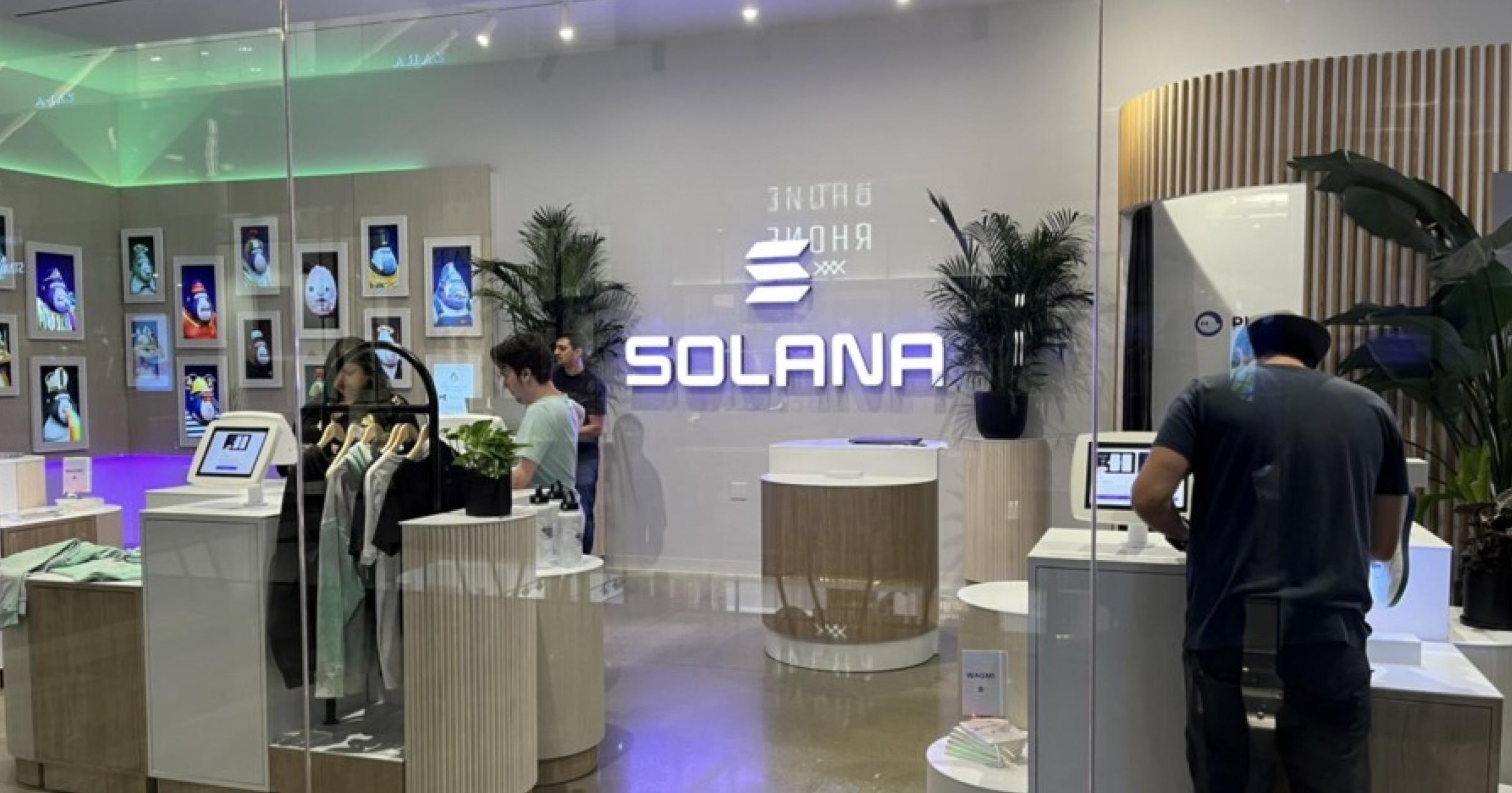 直擊 Solana 實體店！首款 Web3 手機亮相還送 NFT公鏈 Solana 選在紐約開設了第一家實體門市，除了可以買周邊，還能看到 Web3 手機「Saga」的實機，究竟為何一家區塊鏈公司需要實體門市？