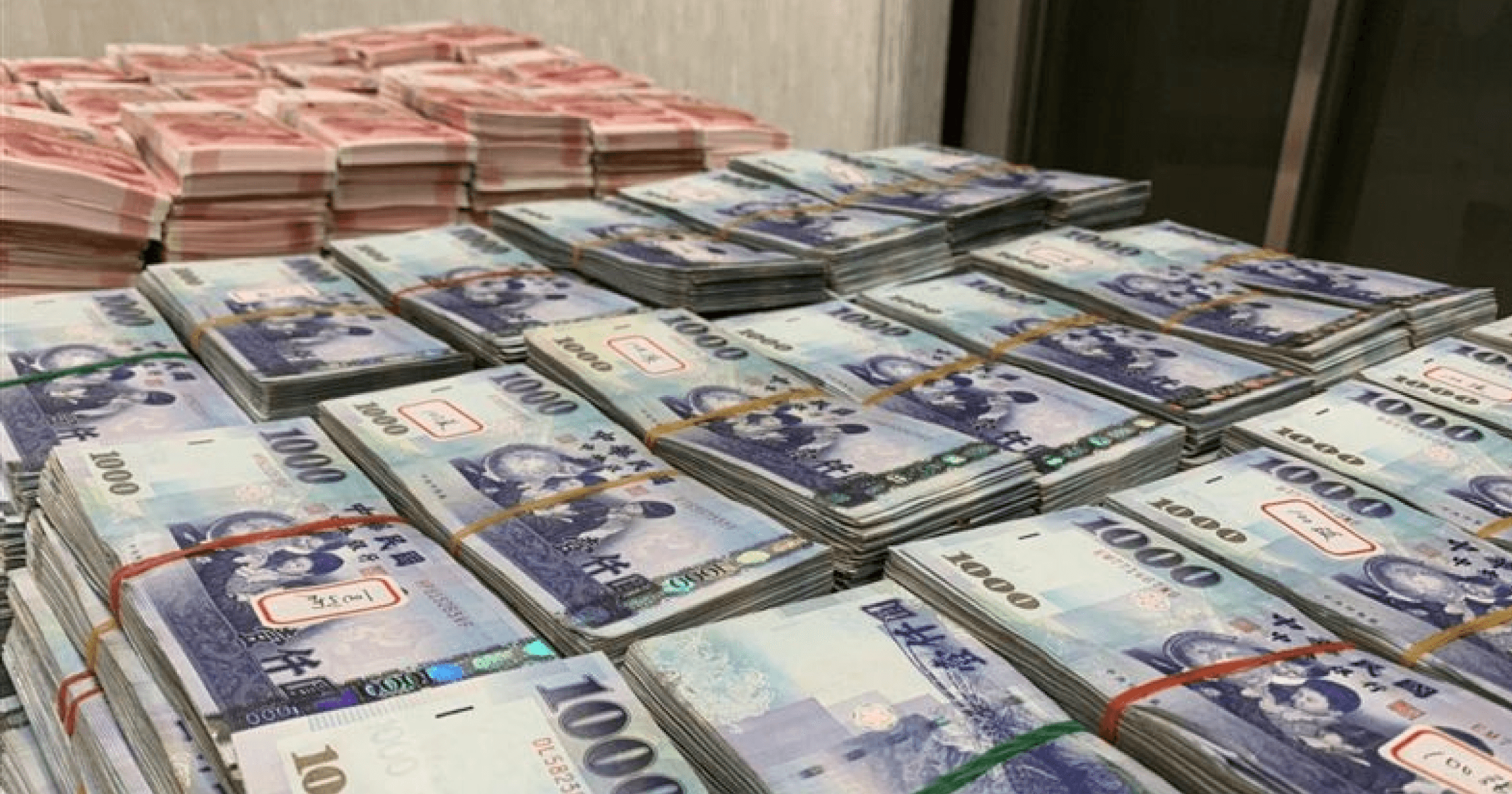 自稱幣商！台男幫詐團洗錢超 2 千萬，檢警：小心出金變「黑金」近日警方逮捕宜蘭一名自稱幣商的吳姓男子，犯嫌利用加密貨幣泰達幣（$USDT）替詐騙集團洗錢近 2,000 萬，警方在查緝過程僅起出 758 萬現金，剩餘金額恐已流入市場。 