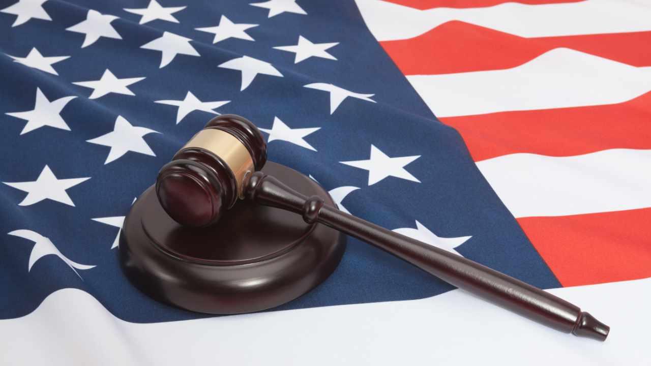 監管重拳來襲！SEC 正調查《無聊猿》發行商，APE 閃崩近 10%《彭博》報導，知情人士透露美國證券交易委員會（SEC）正調查，藍籌 NFT《無聊猿》發行商 Yuga Labs 是否發行了非法證券，而 Yuga Labs 發言人則稱「願意配合調查」。